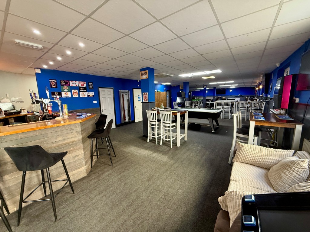 Lot: 57 - SNOOKER HALL WITH LAPSED PLANNING FOR THREE HOUSES - Snooker hall